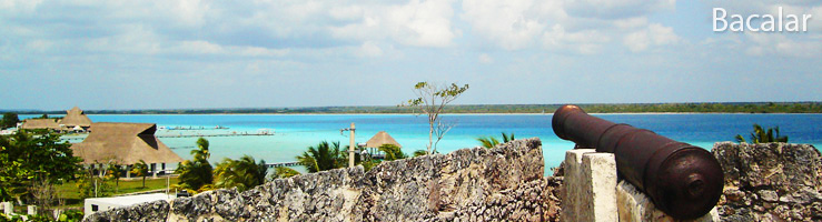Bacalar: Découvrez le village magique avec la magnifique lagune de sept couleurs et le site historique du Fort San Felipe et le grand Cenote Azul.